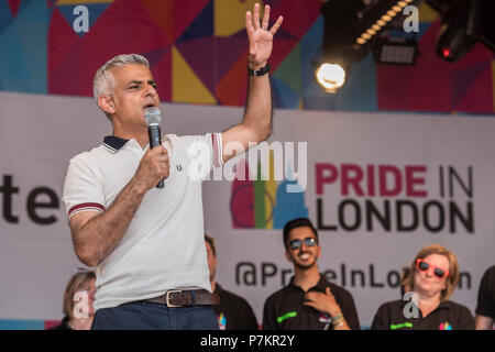 Londra, Regno Unito. Il 7 luglio 2018. Londra, Regno Unito. Il 7 luglio 2018. Sadiq Khan, sindaco di Londra sul palco con orgoglio a Londra per i membri del consiglio di amministrazione - London Pride Parade e di evento in Trafalgar Square. Credito: Guy Bell/Alamy Live News Credito: Guy Bell/Alamy Live News Foto Stock