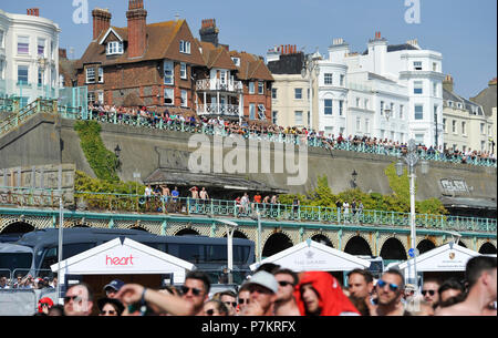 Brighton Regno Unito 7 Luglio 2018 - Migliaia di tifosi inglesi sul lungomare di Brighton e Spiaggia guardare uno schermo gigante in mostra la Coppa del Mondo di quarto di finale di partita di calcio tra Inghilterra e Svezia oggi Credito: Simon Dack/Alamy Live News Foto Stock