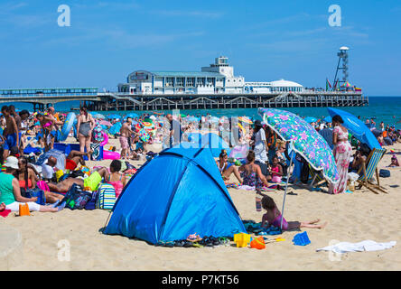 Bournemouth, Dorset, Regno Unito. 7th luglio 2018. Tempo nel Regno Unito: Un'altra calda giornata di sole mentre l'ondata di caldo continua e migliaia di amanti del sole si dirigano verso il mare per godersi le spiagge sabbiose di Bournemouth sulla costa meridionale anche con la grande partita! Spiagge affollate mentre la folla si riversano sulla spiaggia e le temperature aumentano. Credit: Carolyn Jenkins/Alamy Live News Foto Stock