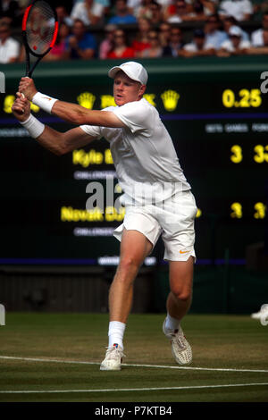 Londra, Regno Unito. Il 7 luglio 2018. Wimbledon Tennis: Gran Bretagna Kyle Edmund in azione durante il suo terzo round match contro Novak Djokovic sul Centre Court di Wimbledon oggi. Credito: Adam Stoltman/Alamy Live News Foto Stock