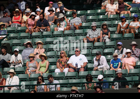 Londra, Regno Unito. Il 7 luglio 2018. Il torneo di Wimbledon Tennis campionati, giorno 6; possono essere posti vuoti sul Centre Court a causa di Inghilterra la riproduzione di loro la Coppa del Mondo di calcio corrisponde al tempo stesso in Russia Credit: Azione Plus immagini di sport/Alamy Live News Credit: Azione Plus immagini di sport/Alamy Live News Credit: Azione Plus immagini di sport/Alamy Live News Foto Stock