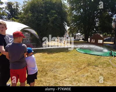 Bicester Fire Station Open Day, Bicester, Oxfordshire, Regno Unito - 07.07.2018 - Come ottenere la comunità coinvolta con display da vigili del fuoco. Divertimento per la famiglia in un bel giorno d'estate. Credito: Michelle ponti/Alamy Live News Foto Stock