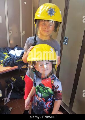 Bicester Fire Station Open Day, Bicester, Oxfordshire, Regno Unito - 07.07.2018 - Come ottenere la comunità coinvolta con display da vigili del fuoco. Divertimento per la famiglia in un bel giorno d'estate. Credito: Michelle ponti/Alamy Live News Foto Stock