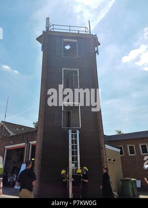 Bicester Fire Station Open Day, Bicester, Oxfordshire, Regno Unito - 07.07.2018 - Come ottenere la comunità coinvolta con display da vigili del fuoco. Divertimento per la famiglia in un bel giorno d'estate. Credito: Michelle ponti/Alamy Live News Foto Stock