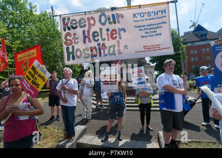 Londra, Regno Unito. Il 7 luglio 2018. Mantenere il nostro St Helier Ospedale (KOSHH) gli attivisti contro la chiusura di impianti di acuto a Epsom e St Helier ospedali a Londra sud pongono prima di loro marzo per celebrare il settantesimo compleanno del NHS con un marzo da Sutton per un rally di fronte a St Helier ospedale. Le chiusure sono richiesto dal governo taglia che richiedono enormi risparmi dalla fiducia e credito: Peter Marshall / Alamy Live News Foto Stock