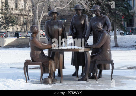 Winnipeg, Manitoba, Canada - 2014-11-21: Nellie McClung Memorial. Un monumento da Helen Granger giovani è stata dedicata per ottenere il diritto di voto per le donne di Manitoba nel 1916 Foto Stock