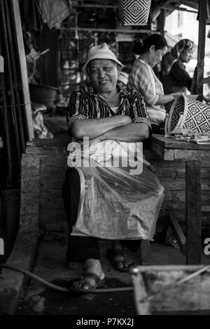 Vecchio gioviale pescivendolo al mercato di Kutacane Foto Stock