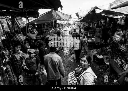 Scena di mercato sulla piazza del mercato di Kutacane Foto Stock