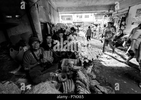 Fioristi all'entrata del mercato di Kutacane, Indonesia, Foto Stock