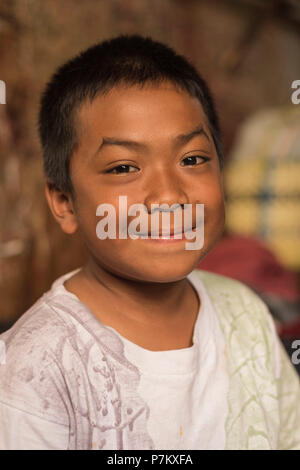 Ritratto di un ragazzo con speciali sopracciglia sul mercato di Kutacane, Indonesia Foto Stock