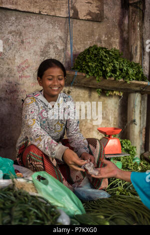 Giovane mercato trader sul mercato di Kutacane, Indonesia Foto Stock