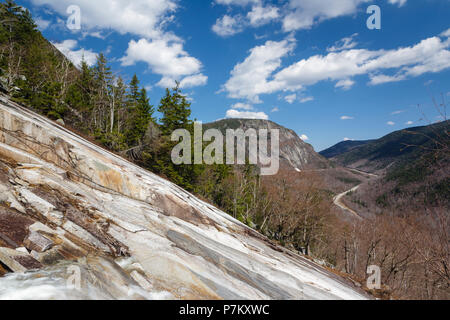 La scogliera di roccia del monte Willard a Crawford tacca, New Hampshire da esposta una battuta sul Monte Willey. Il percorso della vecchia centrale di Maine Railroad un Foto Stock