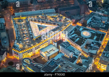 Vista al tramonto sul centro di Dortmund con il Dortmunder parete. Vista da sud sul centro commerciale Thier-Galerie a Dortmund nello stato federale della Renania settentrionale-Vestfalia., Dortmund, Ruhrgebiet, Nord Reno-Westfalia, Germania Foto Stock