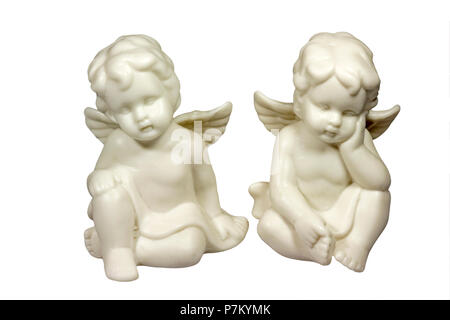 Ceramica due piccoli angeli isolato su bianco (può essere utilizzato in decorazioni di Natale) Foto Stock