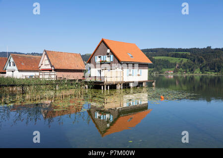 Boathouses sul Alpsee, Immenstadt, Allgaeu, Baviera, Germania Foto Stock