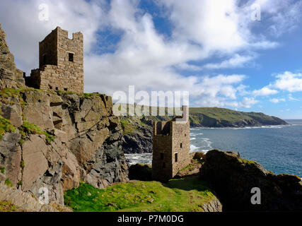 Rovine della ex miniera di costa rocciosa, vecchia miniera di stagno, Botallack miniera, Sant Just in Penwith, Cornwall, Regno Unito Foto Stock