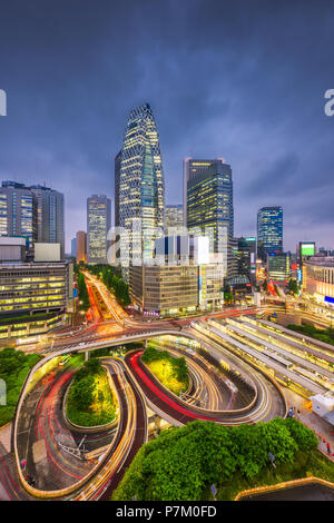 Tokyo, Giappone cityscape su loop di traffico in Shinjuku quartiere finanziario di notte. Foto Stock