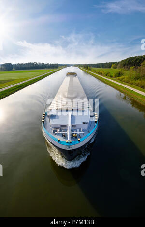 Nave da carico sul canale Reno-Meno-Danubio, Main-Danube Canal, Hilpoltstein, Franconia Lake District, Franconia centrale, Franconia, Baviera, Germania Foto Stock