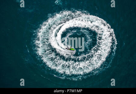 Getto di Equitazione Sci in un cerchio, cerchio ride, verde Jet Ski, getto sci sul Mediterraneo vicino a Leucate, Le Barcarès, Pyrénées-Orientales reparto, regione Occitanie, Francia Foto Stock