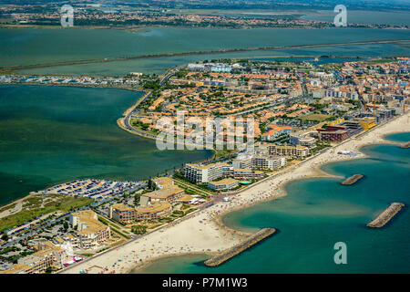 Spiaggia, mare Mediterraneo e villaggi vacanze Palavas-les-Flots, Hérault reparto, regione Occitanie, Francia Foto Stock