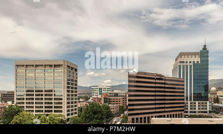 Downtown Boise Cityscape. Vista dal sud di grattacieli, strade, capitale dello stato di edificio e la pedemontana in estate. Boise, Idaho, Stati Uniti d'America. Foto Stock