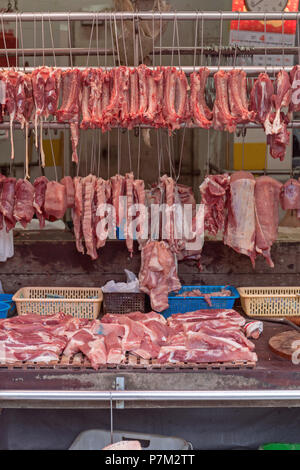 Appendere le carni fresche in pezzi Butcher Shop Foto Stock