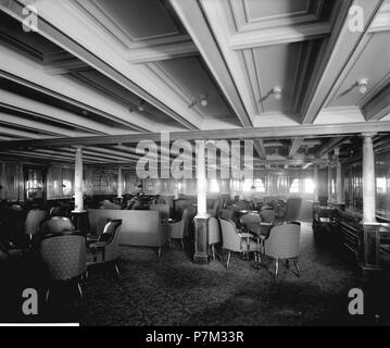 2nd-Class Library sulla RMS Olympic. Interno della nave passeggeri "Olympic' (1911) che mostra la seconda libreria di classi, sullo shelter Deck (C Deck); una vista guardando di fronte alla porta. La libreria alla estremità anteriore della libreria è in corrispondenza del bordo destro dell'immagine. Foto Stock