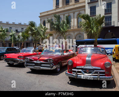 Vintage auto di fronte all hotel in Altstadt, Havana, Cuba Foto Stock