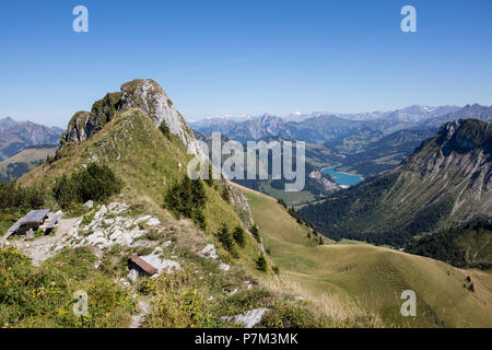 Vista dalla Rochers de Naye sulle Alpi Svizzere con il lago di montagna, vicino a Montreux, canton Vaud, Svizzera Foto Stock