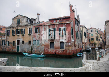 Casa vecchia riga al Canal, Venezia, Veneto, Italia Foto Stock