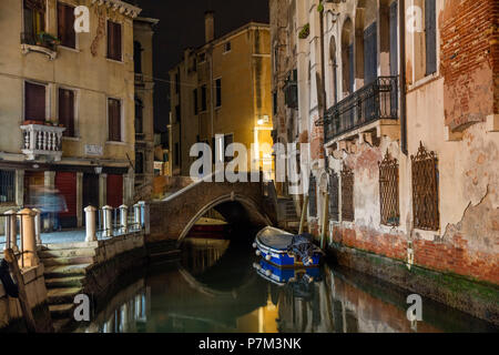 Piccolo ponte sul canal di notte, Venezia, Veneto, Italia Foto Stock