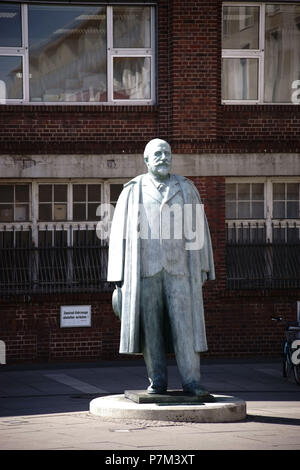 La grande statua in bronzo del produttore Adam Opel, Adam Opel monumento, dall'artista Emil mozzo in Rüsselsheim. Foto Stock