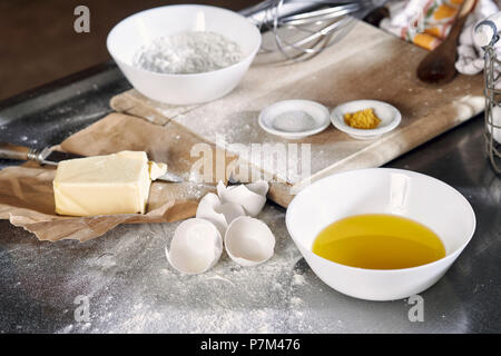 Passi per fare una torta di lamponi, ingredienti per la pasta biscotto Foto Stock
