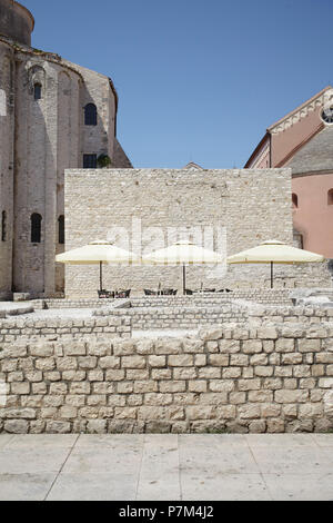 Ombrelloni presso una caffetteria nella città vecchia di Zadar, Croazia Foto Stock