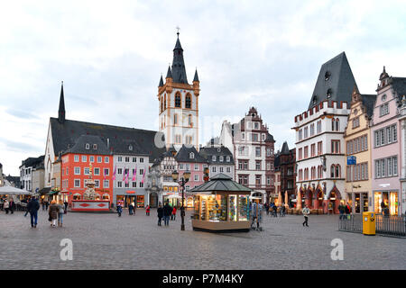 In Germania, in Renania Palatinato (Renania-Palatinato), Mosel River Valley, Trier, Hauptmarkt (mercato), San Pietro Fontana e San Gangolf chiesa Foto Stock