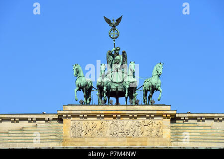 Germania, Berlino, quartiere Mitte, Pariser Platz, la Quadriga statua sulla sommità della porta di Brandeburgo (Brandenburger Tor) scolpito da Johann Gottfried Schadow Foto Stock