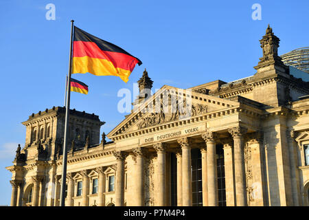 Germania Berlino, quartiere Tiergarten, il Reichstag o Bundestag tedesco (tedesco Parlement dal 1999), un edificio concepito da Paul Wallot, inaugurato nel 1894, con una cupola di vetro e aggiunto nel 1999 dall'architetto Sir Norman Foster Foto Stock