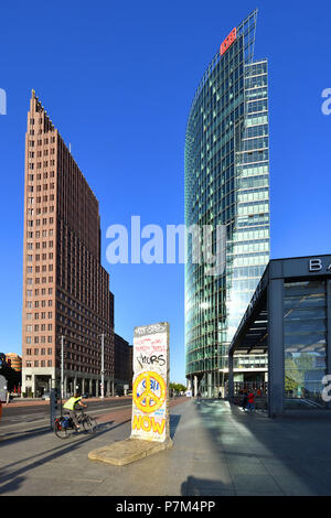 Germania Berlino, quartiere Tiergarten, Postdamer Platz (Potsdam Square), uscire dalla metropolitana e la Deutsche Bahn AG (DB) Tower Foto Stock