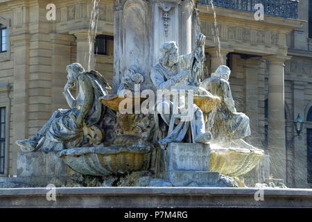 In Germania, in Baviera, Alta Franconia Regione, Würzburg, Residenzplatz, la figura dello scultore Tilman Riemenschneider, Franconia fontana (Frankoniabrunnen) nella parte anteriore della Residenza di Würzburg del XVIII secolo (Residenz), stile barocco, classificato come patrimonio mondiale dall' UNESCO Foto Stock