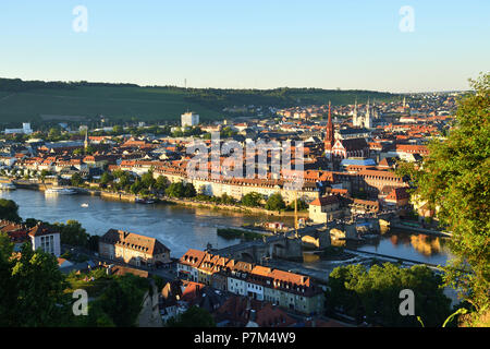 In Germania, in Baviera, Alta Franconia Regione, Würzburg, vista dalla fortezza di Marienberg su Würzburg, città medievale con il vecchio ponte principale (Alte Mainbrücke) croissing fiume principale Foto Stock