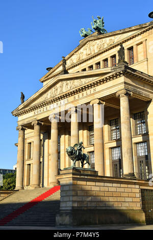 Germania, Berlino, quartiere Mitte, piazza Gendarmenmarkt, il teatro Schauspielhaus (Konzerthaus) Foto Stock