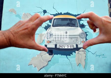 Germania, Berlino, Friedrichshain-Kreuzberg, Galleria sul lato orientale del Muro, opera di Birgit Kinder risalente al novanta, ristrutturato nel 2009, che rappresenta una Trabant arrivando a Berlino Est, intitolato Test il miglior Foto Stock