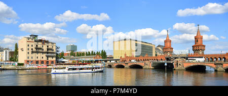 Germania, Berlino, quartiere di Kreuzberg, Oberbaumbrücke (Ponte Oberbaum) oltre il Fiume Sprea che collega Kreuzberg e Friedrichshain distretti Foto Stock