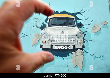 Germania, Berlino, Friedrichshain-Kreuzberg, Galleria sul lato orientale del Muro, opera di Birgit Kinder risalente al novanta, ristrutturato nel 2009, che rappresenta una Trabant arrivando a Berlino Est, intitolato Test il miglior Foto Stock