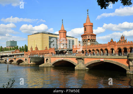 Germania, Berlino, quartiere di Kreuzberg, Oberbaumbrücke (Ponte Oberbaum) oltre il Fiume Sprea che collega Kreuzberg e Friedrichshain distretti Foto Stock