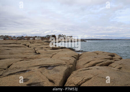 Spiaggia rocciosa e case per le vacanze sulla costa vicino a York, Maine Foto Stock