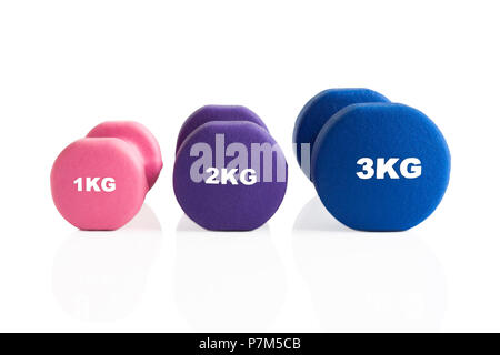 Set di pesi di palestra per un allenamento fitness isolato su uno sfondo bianco Foto Stock