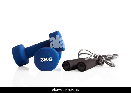 Blue 3kg manubri e una corda da salto per allenamento di fitness. Foto Stock