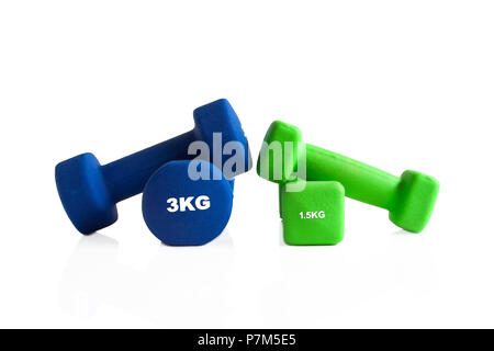Blu e verde pesi fitness isolato su uno sfondo bianco. Foto Stock