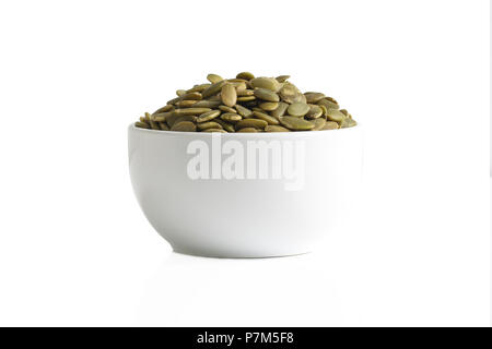 Una tazza di semi di zucca isolato su uno sfondo bianco. Foto Stock